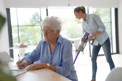 Quelques avantages à solliciter une aide à domicile ?