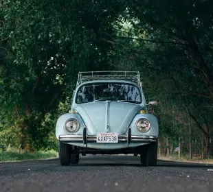 Une voiture sur la route