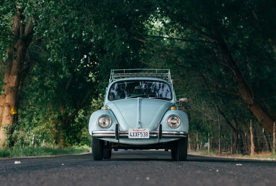 Une voiture sur la route