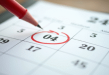 Calendrier ouvert avec stylo rouge entourant une date de réunion