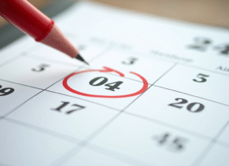 Rendez-vous pris ou prit : les astuces pour ne plus se méprendre Calendrier ouvert avec stylo rouge entourant une date de réunion