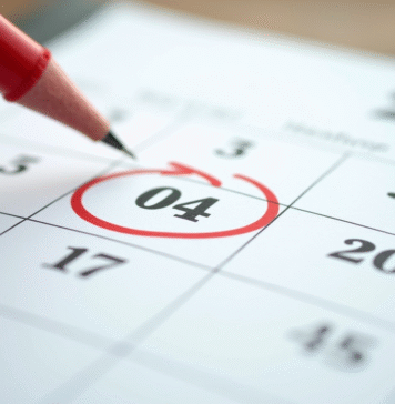 Calendrier ouvert avec stylo rouge entourant une date de réunion