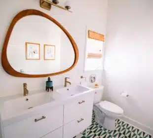 une salle de bain avec des toilettes