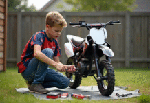 Entretien et maintenance d’une motocross 50 cm³ Jeune garçon vérifiant la chaîne d'un motocross 50cc dans un jardin