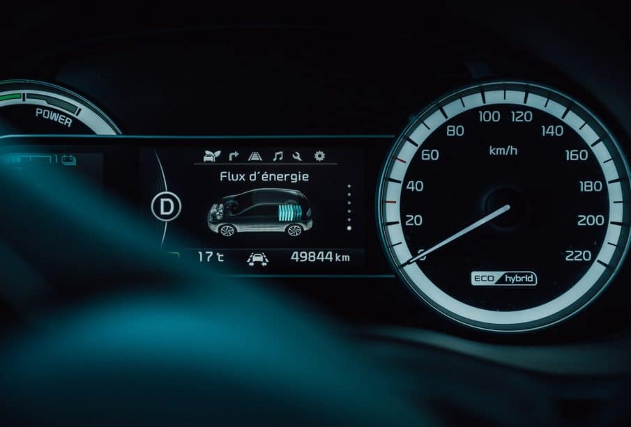 Quels sont les principaux avantages des véhicules hybrides HEV et PHEV ?