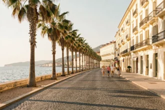 Promenade méditerranéenne ensoleillée à Sète, lieu de tournage emblématique de Demain nous appartient